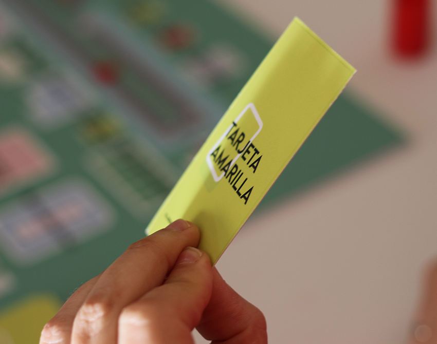 Tarjeta amarilla con preguntas y retos de deporte femenino de El juego de deporte femenino de playfem.es